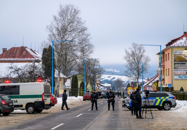 Die Polizei steht auf der Stra&szlig;e...hen get&ouml;tet und mehrere verletzt.  | Foto: Veronika Mihalikov&aacute;/TASR/dpa