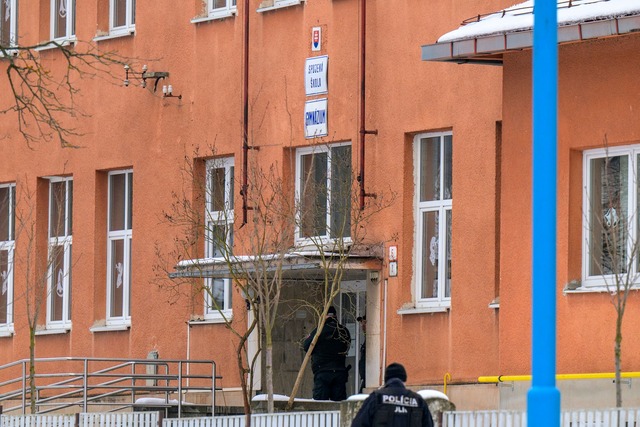 Das Geb&auml;ude des Gymnasiums, in de...hen get&ouml;tet und mehrere verletzt.  | Foto: Veronika Mihalikova/TASR/dpa