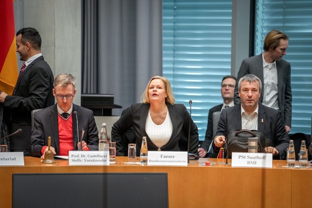 Innenministerin Nancy Faeser steht dem...er Sitzung Ende Dezember. (Archivbild)  | Foto: Kay Nietfeld/dpa