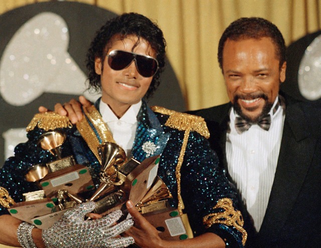 F&uuml;r das Album "Thriller" wurden M...es mit mehreren Grammys ausgezeichnet.  | Foto: Doug Pizac/AP/dpa