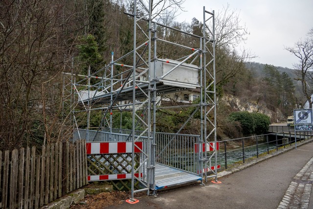 Am Ufer der Blau steht eine von zwei neuen Behelfsbr&uuml;cken  | Foto: Stefan Puchner/dpa