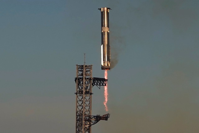 Der untere Teil - der Booster - der Ra...Boca Chica zur Startrampe zur&uuml;ck.  | Foto: Eric Gay/AP/dpa