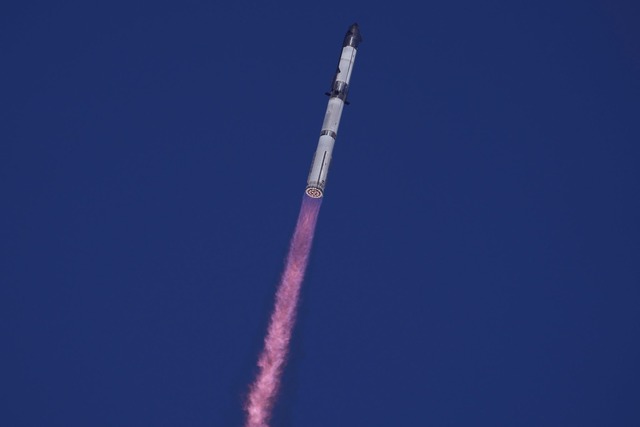 Die Rakete "Starship" von SpaceX absolviert ihre siebten Testflug.  | Foto: Eric Gay/AP/dpa