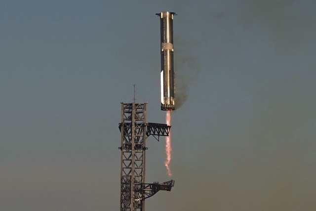 Der Booster der Rakete Starship von Sp...e in Boca Chica zur Startrampe zurck.  | Foto: Eric Gay (dpa)