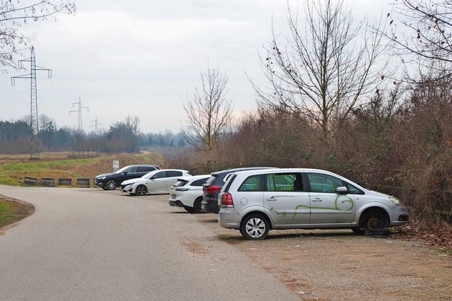 Auf dem Rhein-Parkplatz am Autobahnzub...arkende. Im Vordergrund ein Autowrack.  | Foto: Herbert Frey