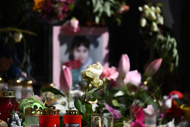 Mit Kerzen und Blumen haben Menschen i...nem Wald ermordet worden. (Archivbild)  | Foto: Robert Michael/dpa