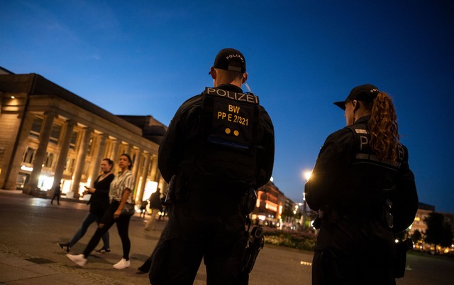 Viele Menschen w&uuml;nschen sich mehr Polizeipr&auml;senz. (Symbolbild)  | Foto: Marijan Murat/dpa