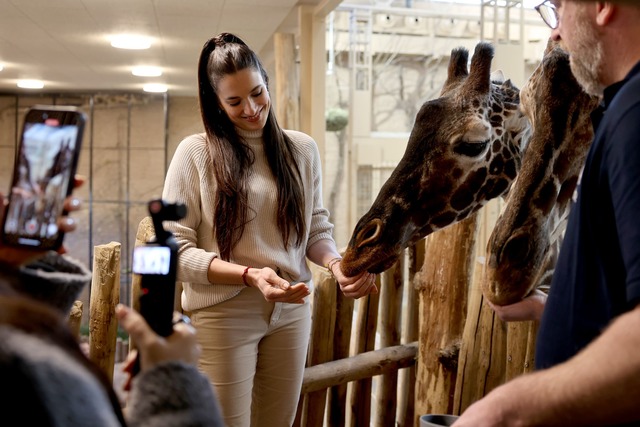 Youtuberin Sally &Ouml;zcan ist Ehrenpatin f&uuml;r Giraffen im Zoo Karlsruhe.  | Foto: Timo Deible/Zoo Karlsruhe/dpa