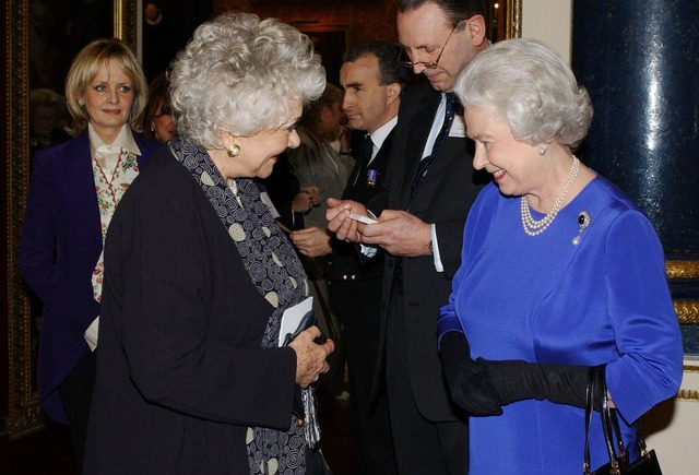 In Gro&szlig;britannien wurde sie zur "Dame" ernannt.  | Foto: Fiona Hanson/PA Wire/dpa