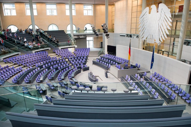 Wer zieht in den Plenarsaal des Berliner Reichstagsgebudes ein?  | Foto: dpa