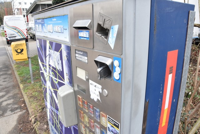 Ein Zigarettenautomat (Symbolbild). In...ittelt die Kripo nach einer Sprengung.  | Foto: Sophia Hesser