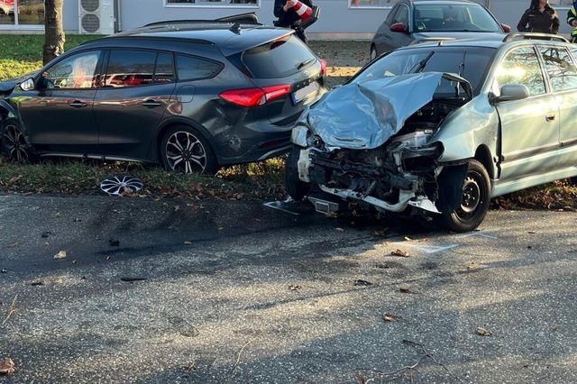 Der Unfall hat einen greren Polizei- und Rettungseinsatz ausgelst.  | Foto: Feuerwehr Schliengen