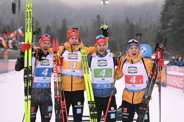 Die deutschen Biathleten freuen sich &...ersten Staffelpodestplatz des Winters.  | Foto: Sven Hoppe/dpa