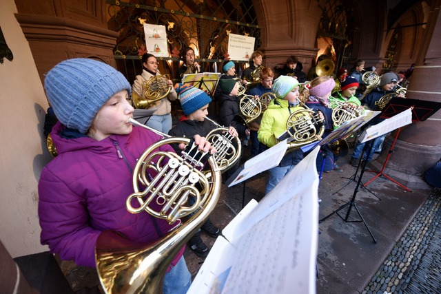 Kurz vor Weihnachten spielten Schleri...tswunsch&#8220; am Freiburger Rathaus.  | Foto: Rita Eggstein