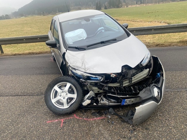 In diesem verunfallten Fahrzeug sa eine Person.  | Foto: Kamera24