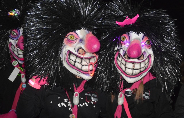 Zwei Gosche-Wiiber-Waggis aus Maulburg beim Nachtumzug.  | Foto: Edgar Steinfelder