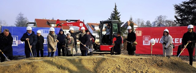 Symbolischer Spatenstich (v. l.): Mart...le, Andrea Hagen und Thomas Kirchner.   | Foto: Ralf Burgmaier