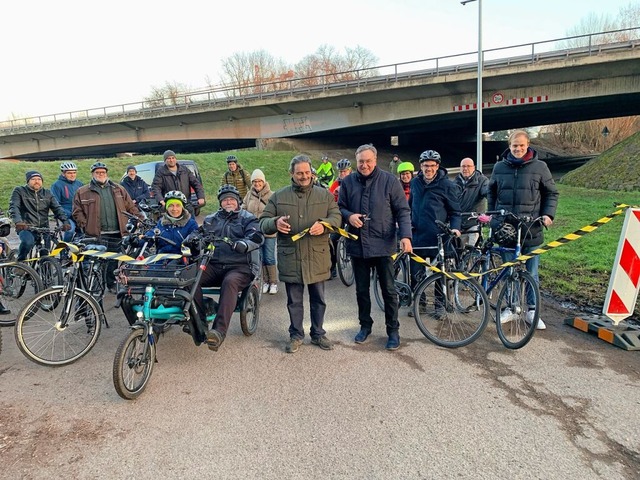 Die beleuchtete Fahrradstrae zwischen... Laub (blauer Parka) durchgeschnitten.  | Foto: Mario Schneberg