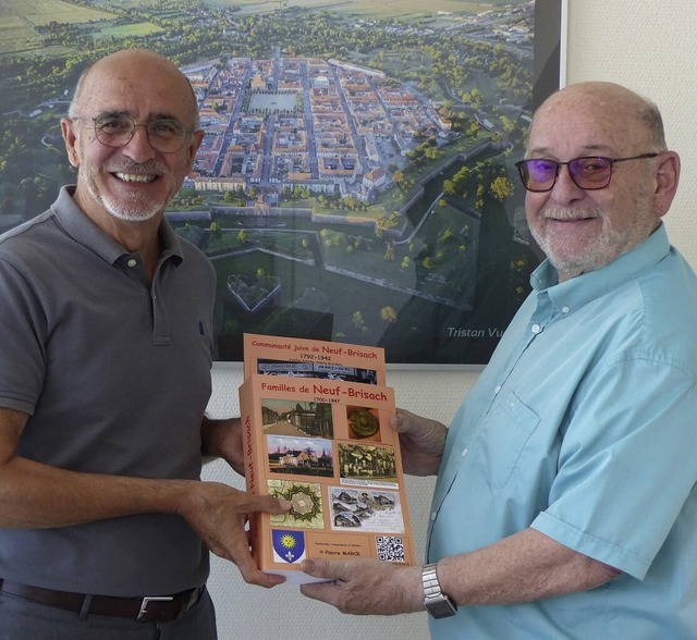 Pierre Marck (rechts) bergibt Brgerm...rk ber die Familien von Neuf-Brisach.  | Foto: Jean-Marc Laleve