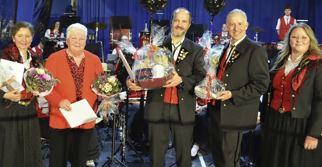 Ehrungen fr viele Jahre in der Tracht...nd Vanessa Becherer (Zweiter Vorstand)  | Foto: Trachtenkapelle Hartheim