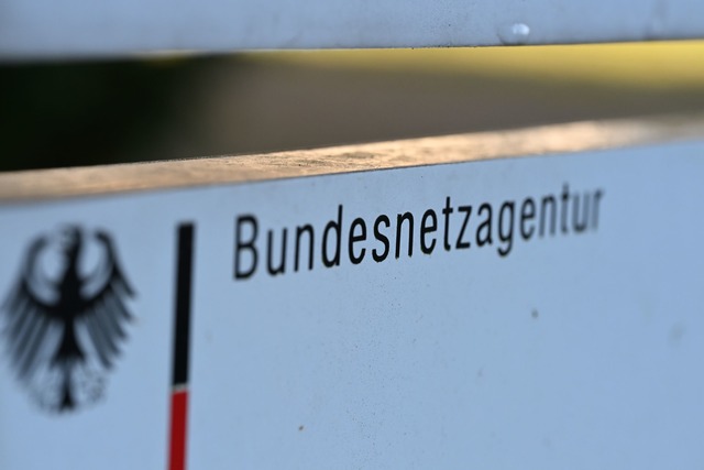 Ein Schild mit dem Schriftzug "Bundesn...entrale der Bonner Bundesbeh&ouml;rde.  | Foto: Wolf von Dewitz/dpa