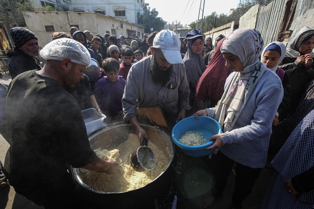 Die humanitre Hilfe fr die Menschen in Gaza soll deutlich aufgestockt werden.  | Foto: Omar Ashtawy (dpa)