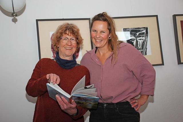 Claudia Wehinger-Schpperle und Judith...n die &#8222;Geschichten-Hhle&#8220;.  | Foto: Gert Brichta