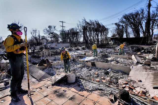 Viele Brandgebiete sind f&uuml;r die Anwohner noch gesperrt.  | Foto: Richard Vogel/AP/dpa