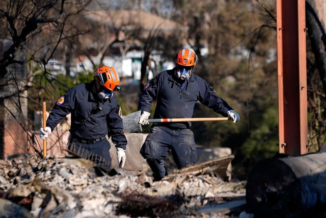 In den Brandruinen wird auch noch nach m&ouml;glichen Opfern gesucht.  | Foto: Richard Vogel/AP/dpa