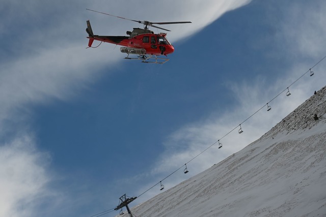 Insgesamt f&uuml;nf Hubschrauber wurden eingesetzt.  | Foto: Ver&oacute;nica Lacasa/EUROPA PRESS/dpa