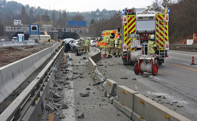 Nun sucht die Polizei nach der Ursache f&uuml;r den Unfall.  | Foto: Andreas Rometsch/KS-Images.de/dpa