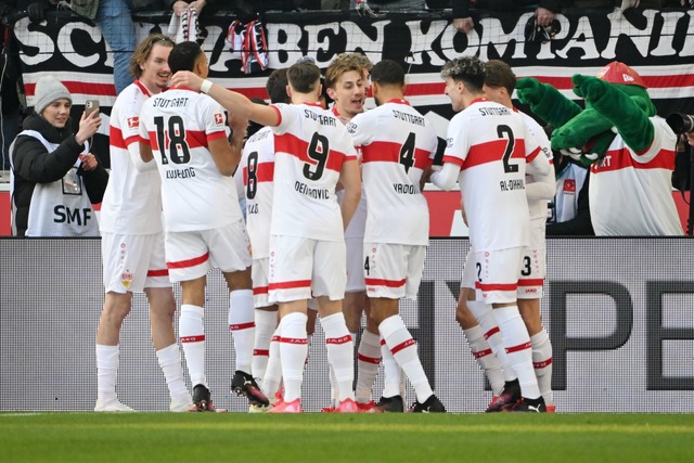 Die Stuttgarter jubelten fr&uuml;h &uuml;ber das 1:0.  | Foto: Marijan Murat/dpa