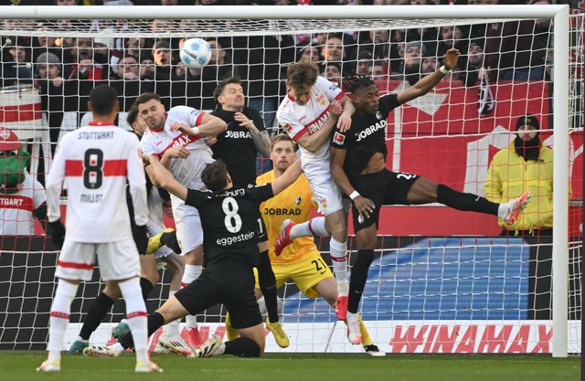 Rouault traf mit dem Hinterkopf nach einer Ecke.  | Foto: Marijan Murat/dpa