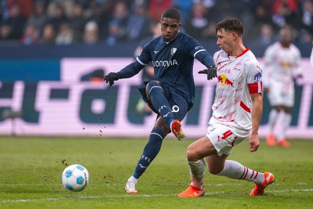 Die Zuschauer in Bochum sahen ein pack...- mit Hauptdarsteller Myron Boadu (l).  | Foto: David Inderlied/dpa