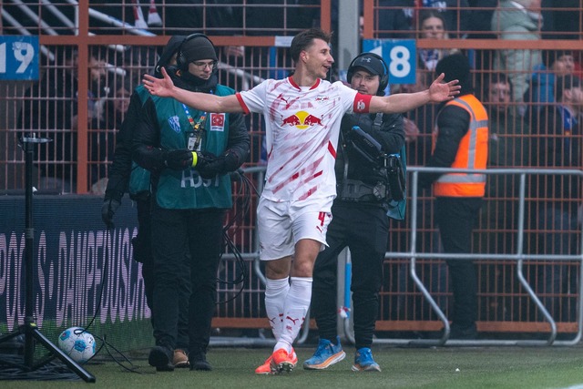 Willi Orban traf sehenswert zum 1:0 f&uuml;r Leipzig.  | Foto: David Inderlied/dpa