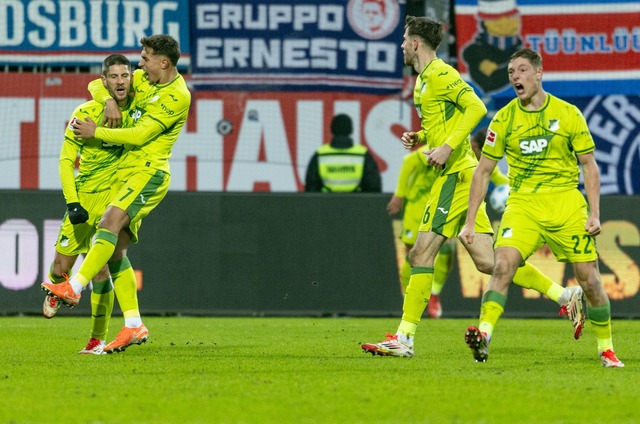 Hoffenheims Andrej Kramaric (links) wird nach seinem Tor zum 2:0 gefeiert.  | Foto: Axel Heimken/dpa