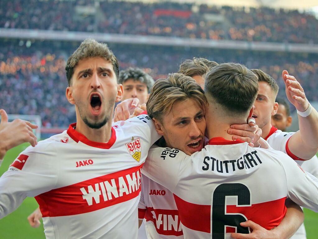 Die Stuttgarter haben im Duell mit dem SC Freiburg jede Menge Grund zur Freude, denn der VfB gewinnt deutlich.