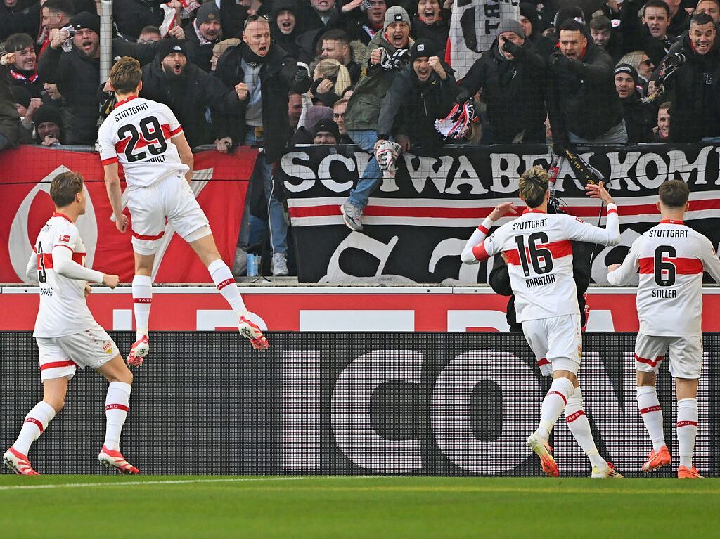 Nach gerade einmal rund zwei Minuten jubelt der VfB ein erstes Mal. Anthony Rouault (Nummer 29) trifft frh zum 1:0.