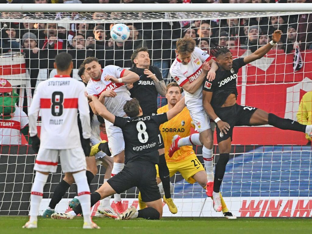 Rouault, hier im Duell mit Freiburg Junior Adamu, bugsiert den Ball mit dem Hinterkopf ins Tor.