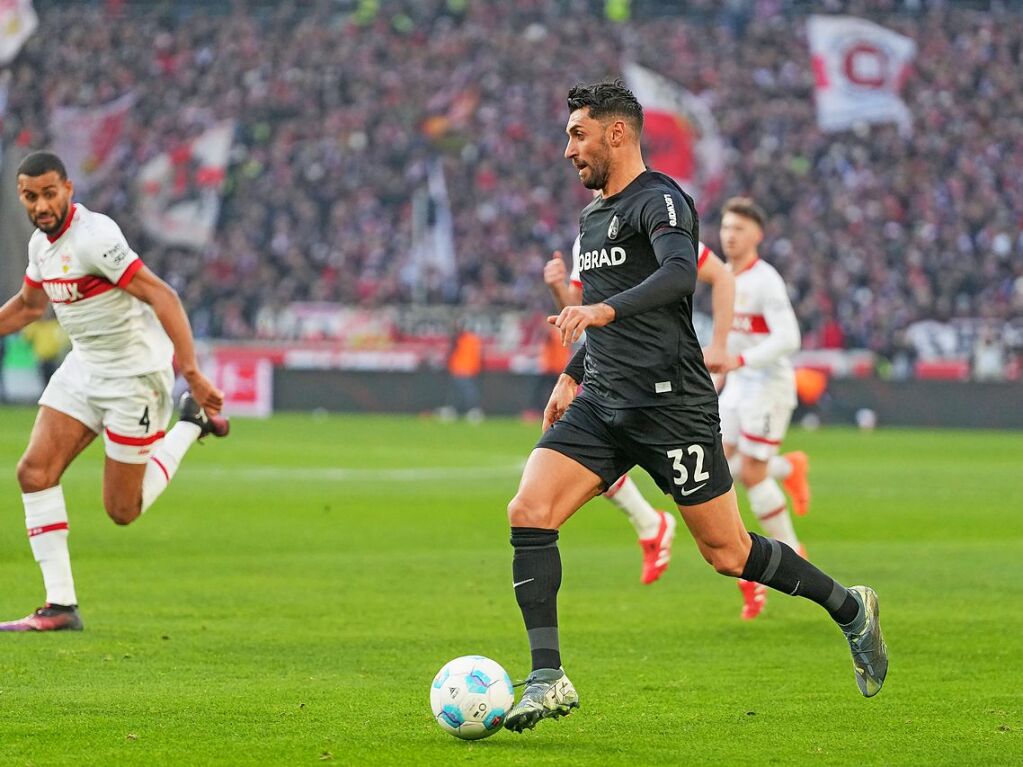 Vincenzo Grifo am Ball auf der linken Auenbahn