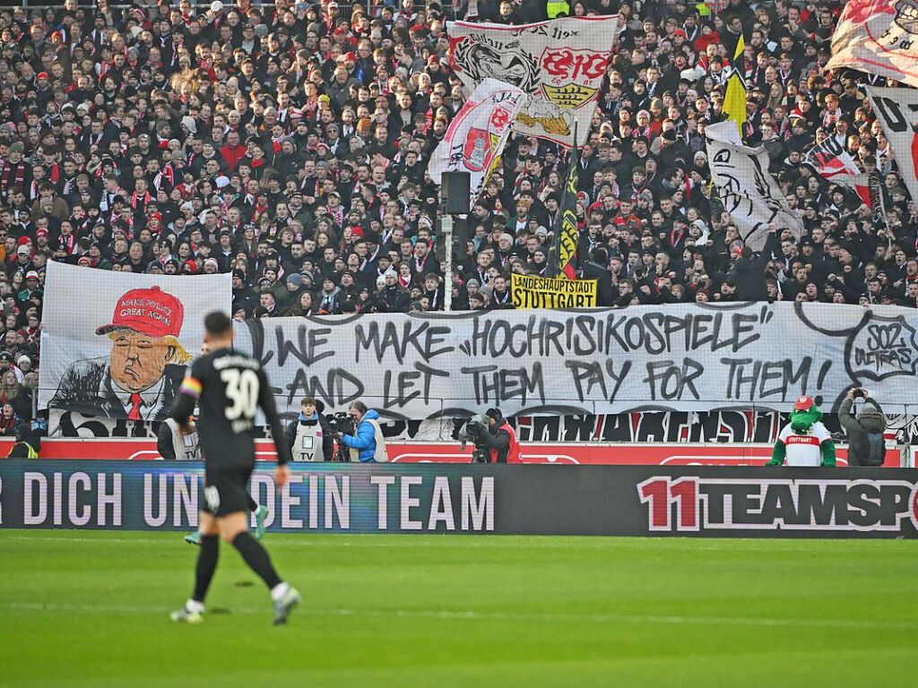 Die Stuttgarter Fankurve kritisiert mit einem Banner die Entscheidung des Bundesverfassungsgerichts zu Polizeikosten bei Hochrisikospielen.