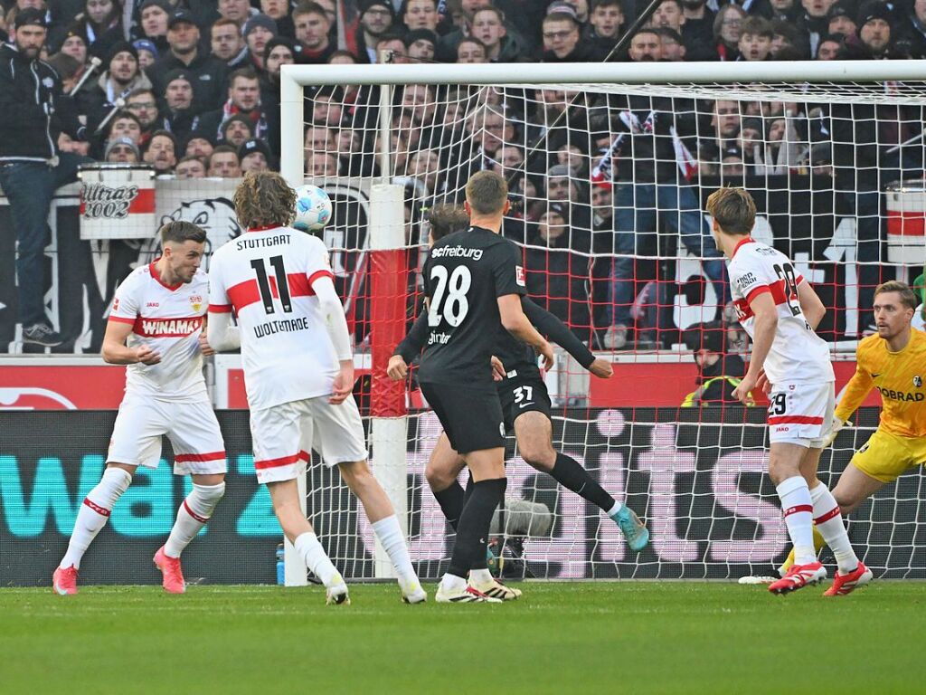 Das 2:0 fr Stuttgart: Der Ex-Freiburger Ermedin Demirovic ist beim Kopfball vllig frei und erzielt den zweiten Stuttgarter Treffer.