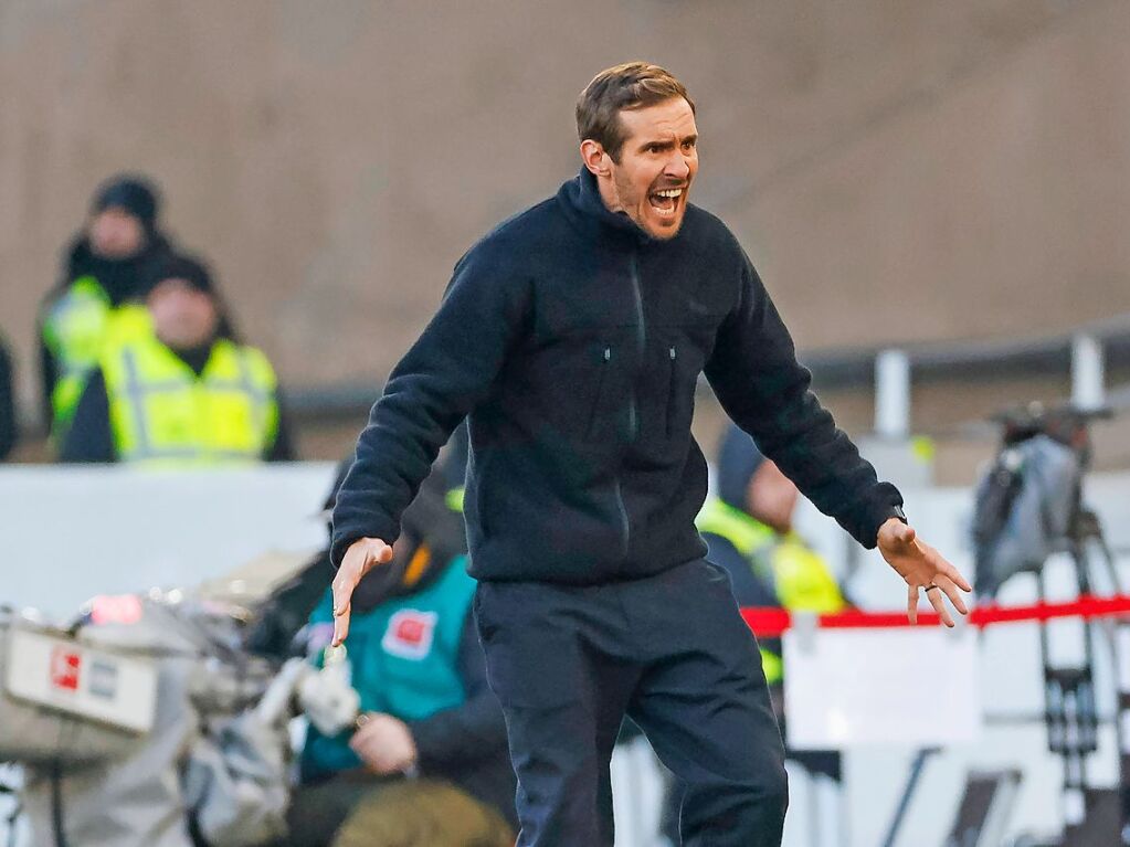 Fr Julian Schuster  an der Seitenlinie drfte kaum zufrieden sein mit der Leistung seiner Mannschaft in Halbzeit eins.