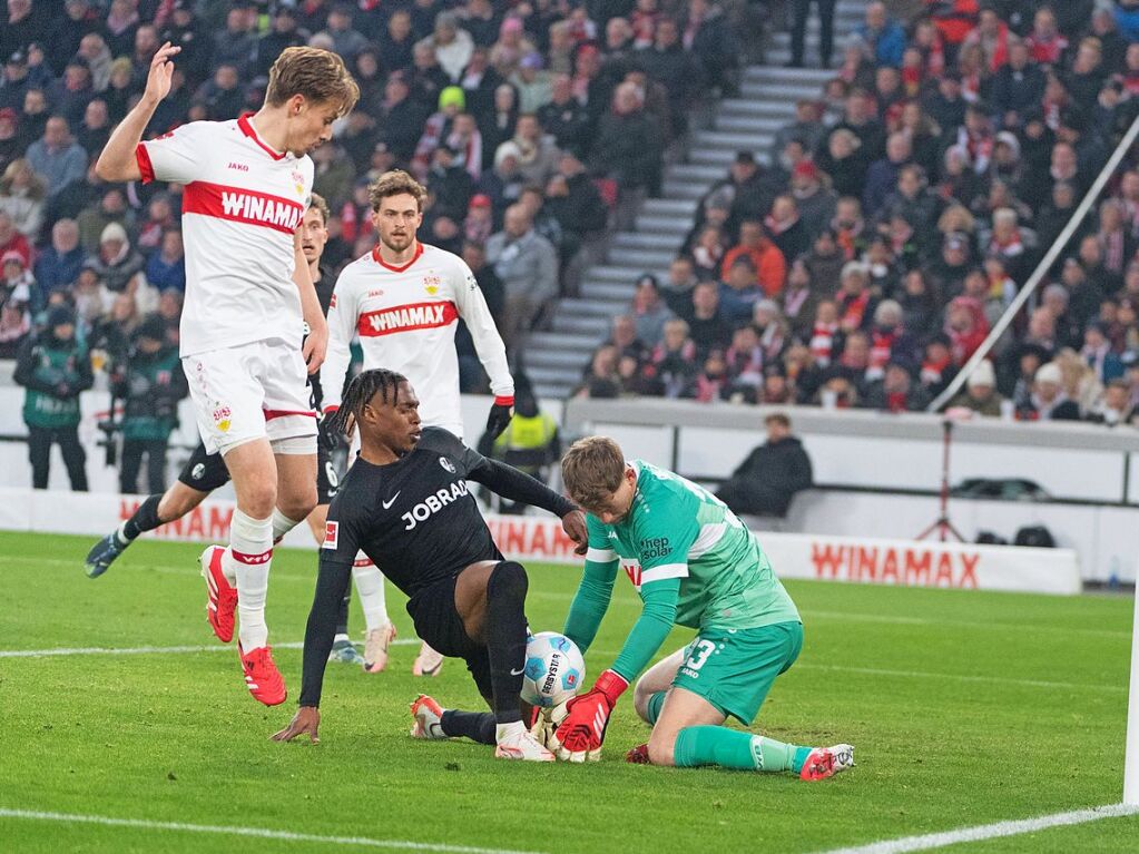 Junior Adamu im Strafraum der Stuttgarter am Ball – eine Szene mit Seltenheitswert am Samstagnachmittag.