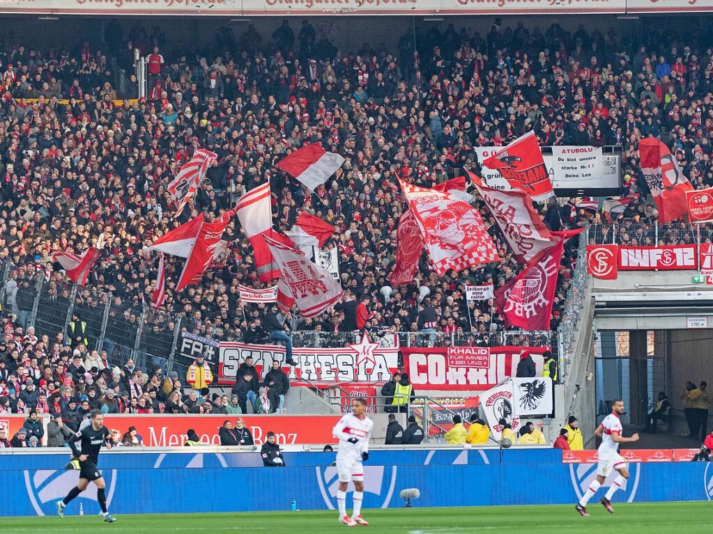 Die mitgereisten Fans des SC Freiburg untersttzen die Mannschaft.