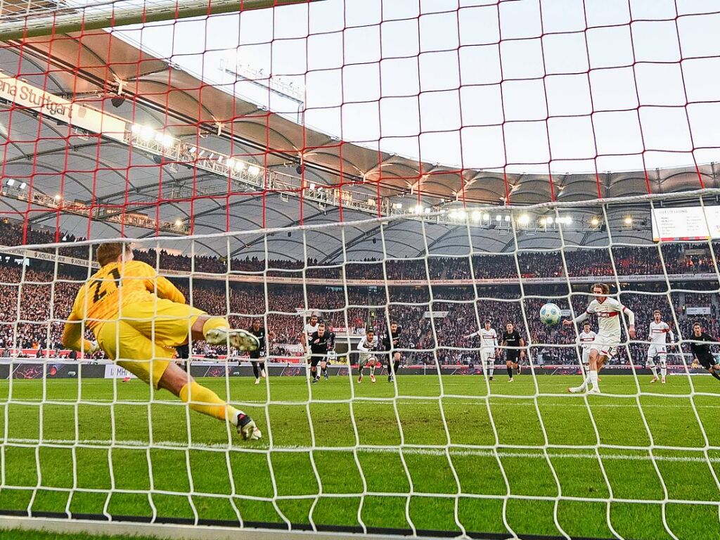 Das 3:0 fr Stuttgart: Nick Woltemade trifft vom Elfmeterpunkt.