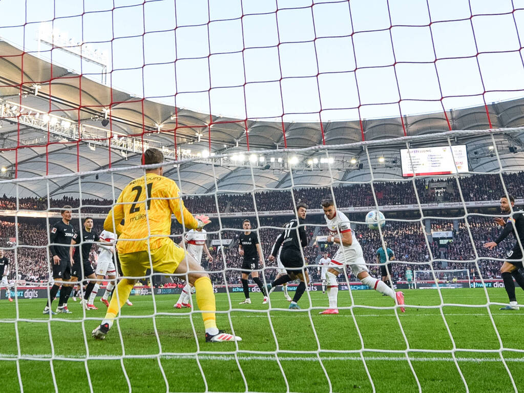 Vllig frei ist Demirovic beim Kopfball zum 2:0.