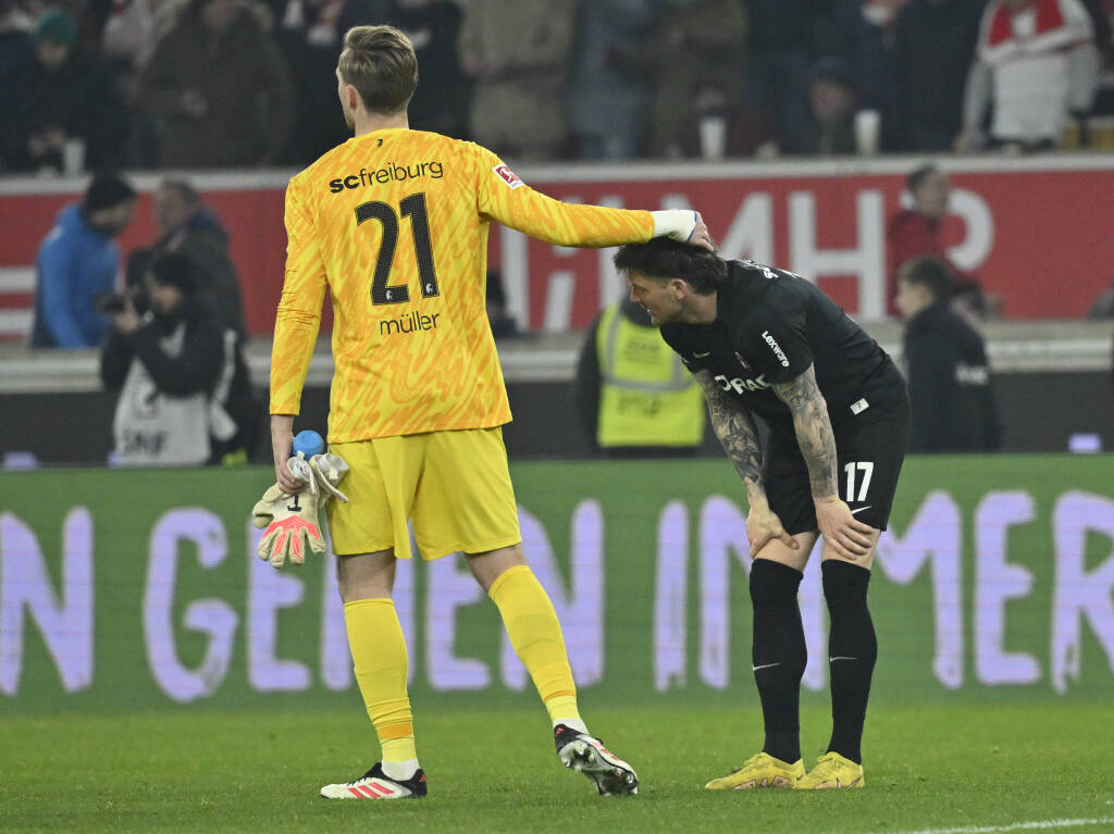 Florian Mller versucht Lukas Kbler zu trsten.