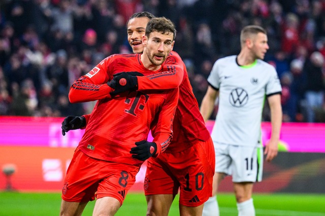 Zweifacher Torsch&uuml;tze: Leon Goret...nach seinem 3:1 mit Leroy San&eacute;.  | Foto: Tom Weller/dpa