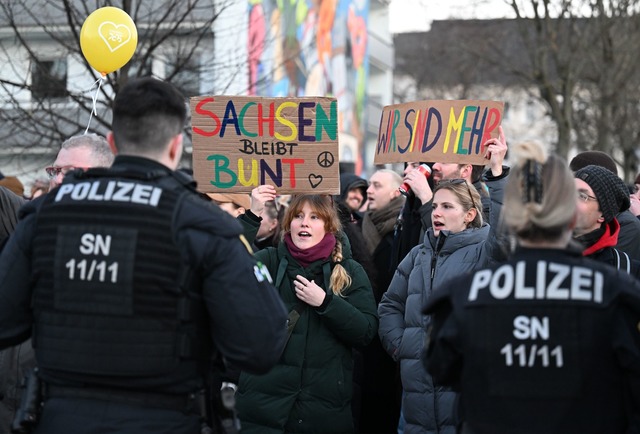 Hunderte Menschen haben in Chemnitz gegen Rechtsextremismus demonstriert.  | Foto: Hendrik Schmidt/dpa